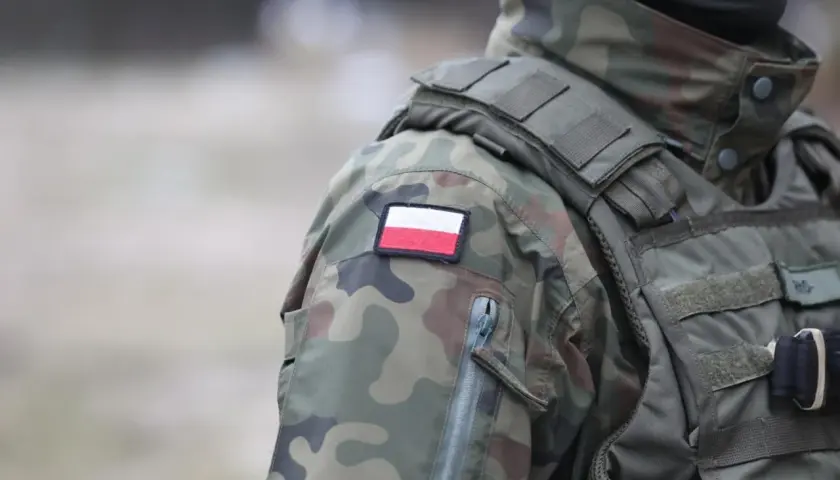 Żołnierz w mundurze WOT z polską flagą na ramieniu. Służba to nie tylko poświęcenie, ale i pewne wot zarobki.