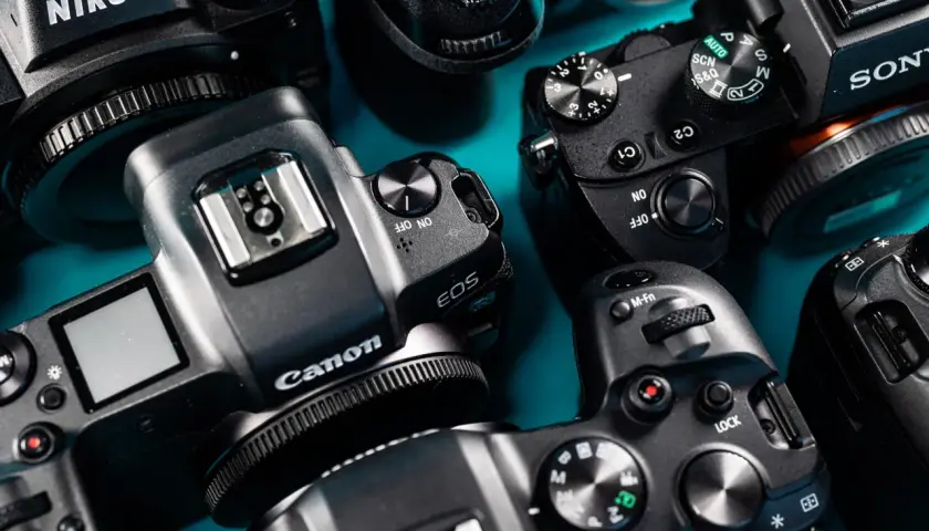 Kilka aparatów cyfrowych marek Nikon, Canon i Sony. Szukasz, gdzie kupić aparat?