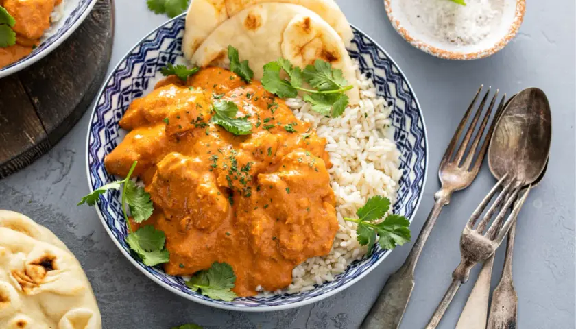 Pyszne kurczak tikka masala z ryżem i chlebkiem naan. Idealne danie z kuchni indyjskiej, które możesz przygotować według prostych przepisów.