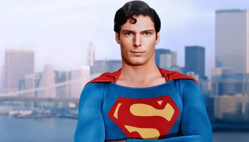 Christopher Reeve jako Superman w ikonicznym kostiumie, gotów do ratowania świata w klasycznym filmie.