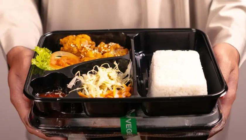 Pyszne danie z kurczakiem, ryżem i surówką. Zamów catering dietetyczny Lubartów i ciesz się zdrowym posiłkiem!