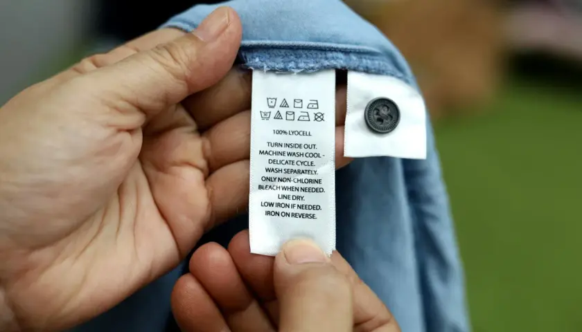Metka z instrukcją prania 100% lyocell. Tencel co to? To delikatny materiał, który wymaga specjalnej pielęgnacji.