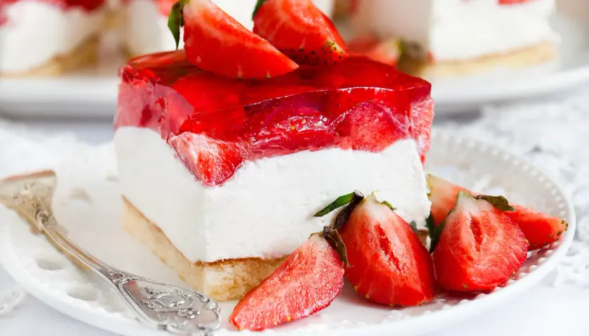 Pyszne ciasto z truskawkami i mascarpone, z galaretką i świeżymi owocami. Idealne na letnie popołudnie.