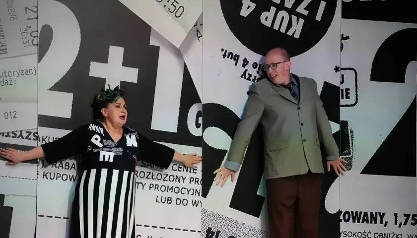 Aktorzy na scenie Teatru Kamienica w spektaklu "Metoda na wnuczka". Kobieta w czarnej sukni, mężczyzna w garniturze.