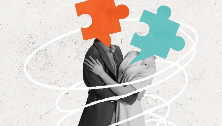 Dwie postacie przytulają się, ich głowy zastąpione są przez puzzle. Moja dorosła córka nie akceptuje mojego partnera, co symbolizuje ten obraz.