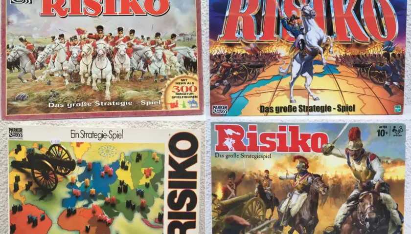 Vier verschiedene Risiko Brettspiel Versionen mit historischen Motiven.