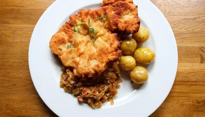 Pyszny kotlet schabowy Magdy Gessler z młodymi ziemniaczkami i kapustą.
