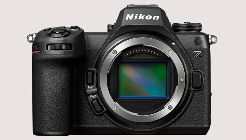 Czarna lustrzanka Nikon Z z widocznym sensorem. Idealna lustrzanka dla początkujących, gotowa na pierwsze ujęcia.