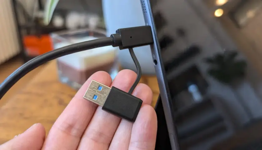 Ein USB-C-Kabel mit einem USB 3.2 Gen 2 Stecker wird in ein Tablet gesteckt.