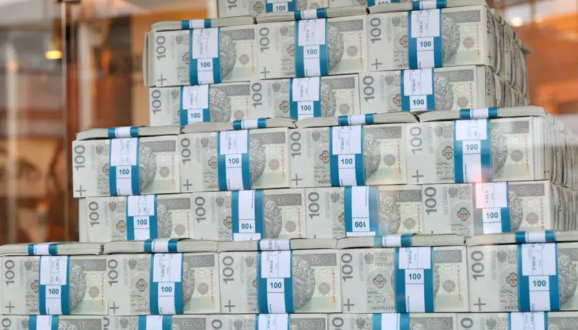 Stosy banknotów 100 zł, wizualizacja marzeń o tym, jak zarobić milion złotych.