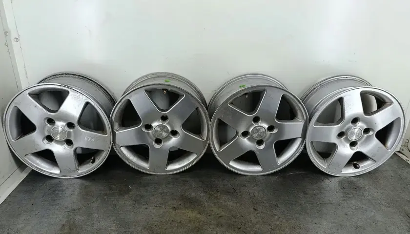 Cztery felgi aluminiowe do Peugeot 206. Widoczny rozmiar kół sugeruje standardowe wyposażenie.
