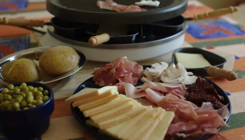 Pommes de terre pour la raclette, jambon, fromage, champignons et petits pois. Faut il éplucher les pommes de terre ? La réponse est non !