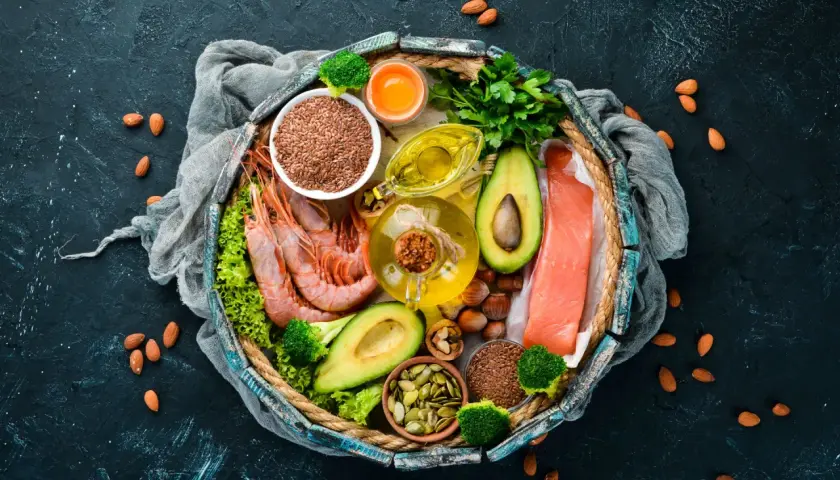 Krewetki, łosoś, awokado, siemię lniane, pestki dyni, orzechy, brokuły i oliwa to źródła omega-6.