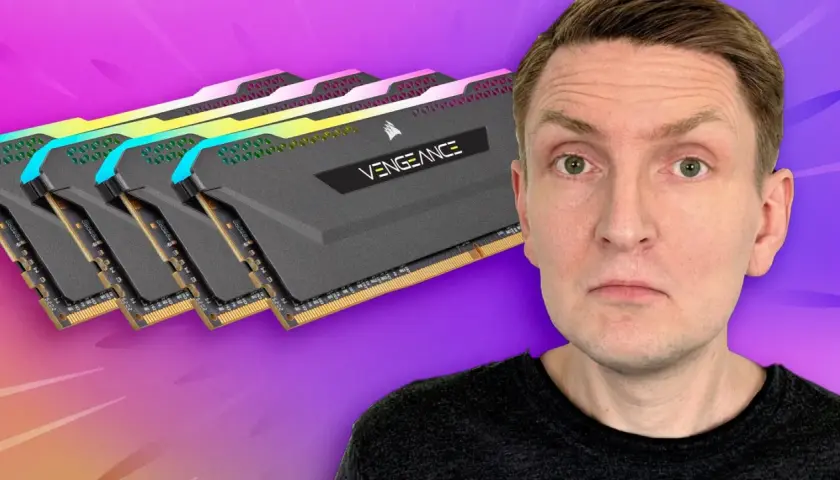 Mann blickt fragend auf RAM-Riegel. Wie viel Arbeitsspeicher braucht man für Gaming und Arbeit?