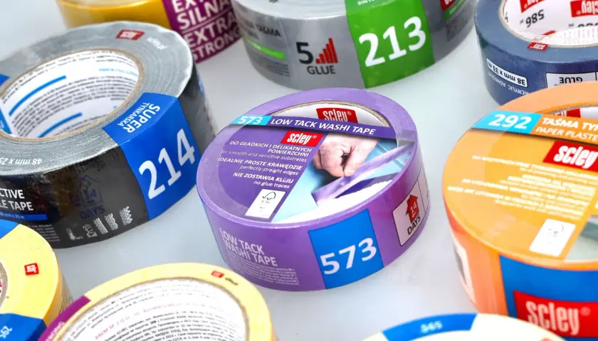 Srebrna taśma m3 z napisem "SUPER TYNKARSKA 214" obok fioletowej taśmy "LOW TACK WASHI TAPE 573".