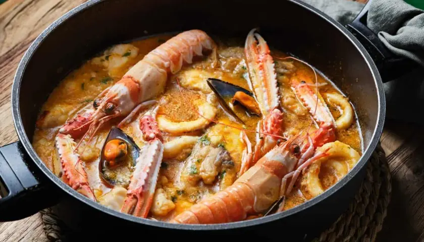 Una deliciosa zarzuela de pescado rebosante de langostinos, mejillones y calamares en una rica salsa.