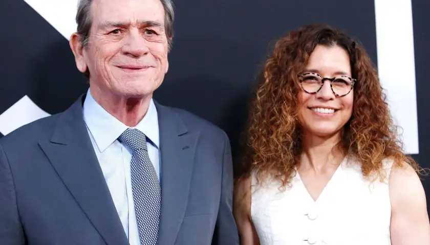 Tommy Lee Jones z żoną, Dawn, na premierze.