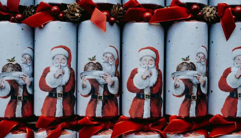 Babbo Natale decora i cracker natalizi, pronti per le canzoni di Natale tradizionali.