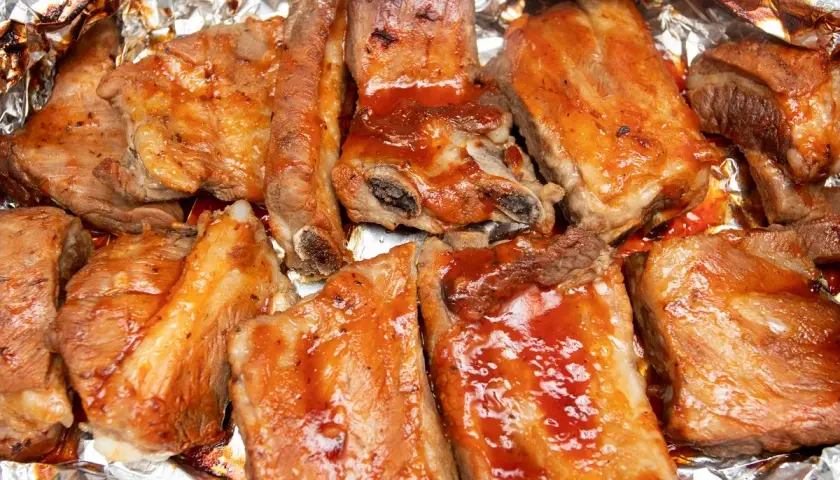 Pyszne żeberka wieprzowe w sosie BBQ, idealne do pieczenia. Zobacz, co zrobic z żeberkami wieprzowymi, by zachwycić gości!