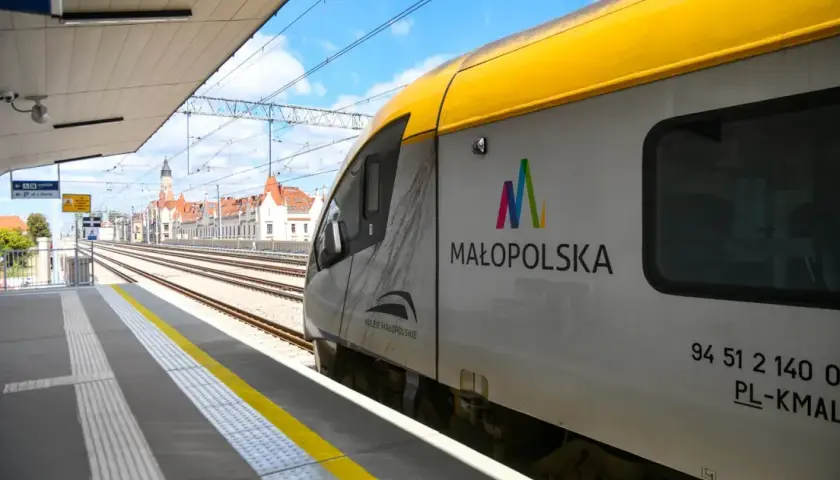Gdzie kupić bilet na pociąg na lotnisko Balice bez stresu?