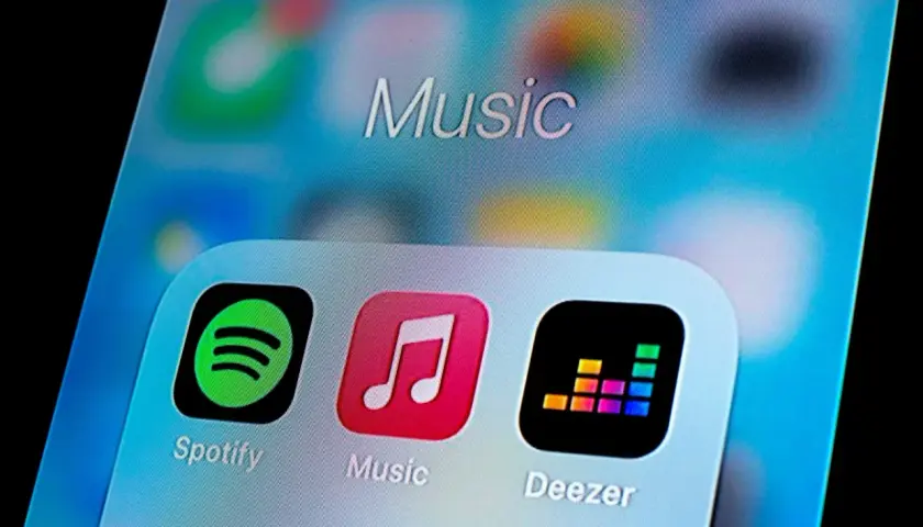 Ikony Spotify, Apple Music i Deezer na ekranie smartfona. Dostęp do ulubionych utworów dzięki streamingowi muzyki.