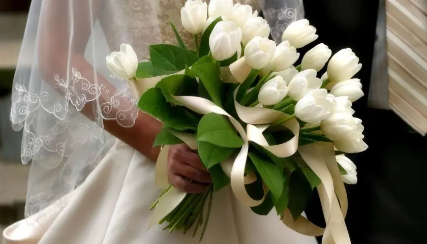 Białe tulipany w bukiecie ślubnym, idealne do połączenia z delikatnymi dodatkami.
