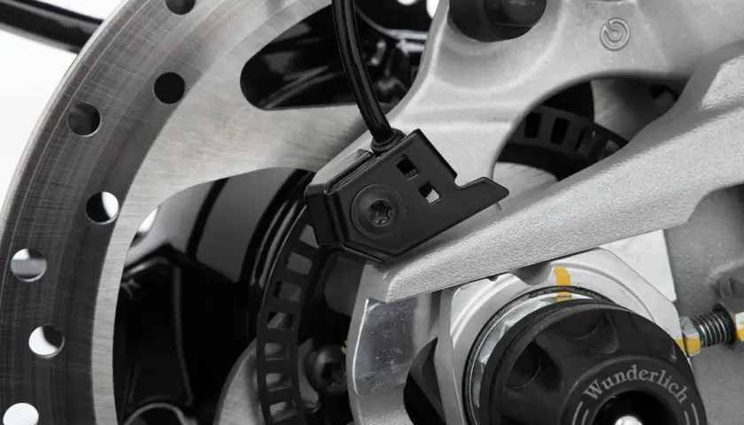 Dettaglio del sensore ABS di una moto. Per sapere come pulire sensore ABS, guarda questo primo piano del componente.