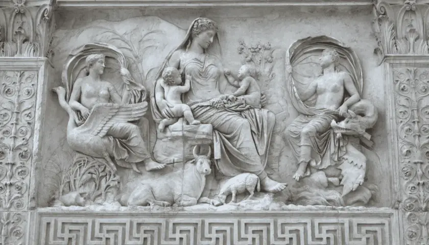 Rilievo dell'Ara Pacis: una madre con bambini, una donna con cigno, un uomo con drago, animali e motivi greci.