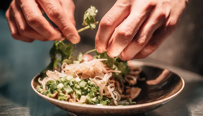 Ile kalorii ma pad thai? Zaskakujące wartości kaloryczne tego dania