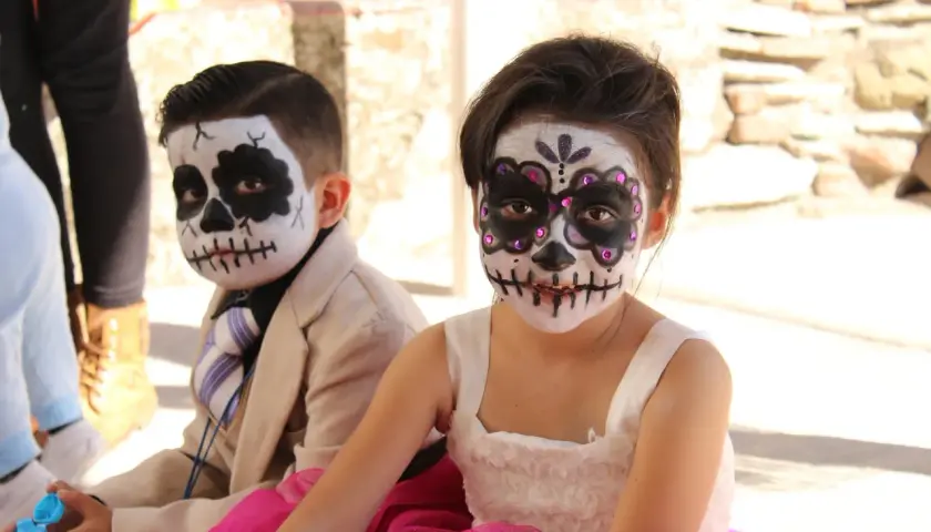 Dzieci w makijażu sugar skull, idealne na przebranie dla dziecka zrób to sam.