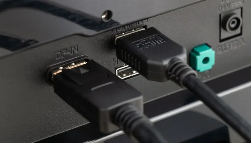 DisplayPort-Kabel und HDMI-Kabel sind angeschlossen. Ja, DisplayPort trägt Audio.