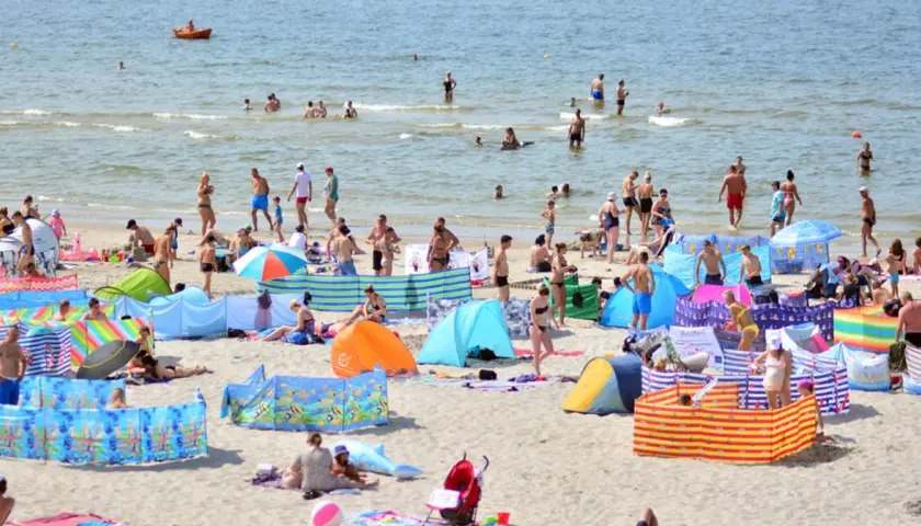 Plaża pełna ludzi, gdzie jest najwięcej jodu w Europie? Morze Bałtyckie, źródło zdrowia i wypoczynku.