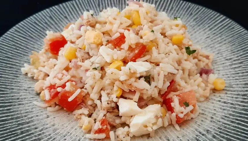 Des recettes de salade de riz sans thon pour des repas savoureux