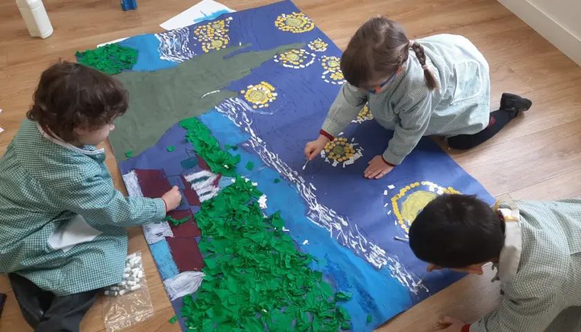 Niños recrean la **noche** estrellada de Van Gogh con pintura y papel.