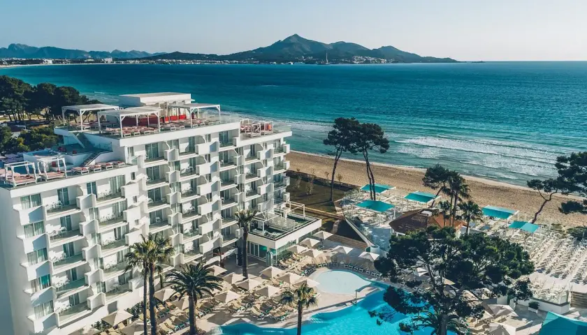 El Iberostar Waves Playa de Muro ofrece vistas al mar Mediterráneo desde sus balcones. Piscina y playa de arena dorada invitan al relax.