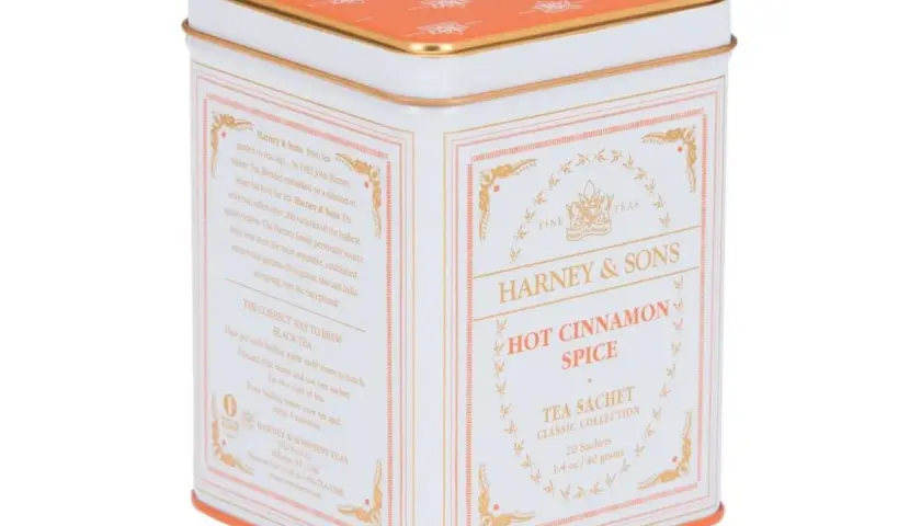 Biała puszka z pomarańczową pokrywką, zawierająca herbatę Harney & Sons Hot Cinnamon Spice. Idealna na chłodne wieczory.