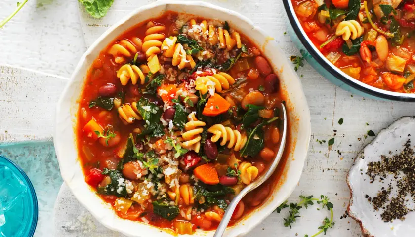 Zupa minestrone oryginalny przepis: bogactwo warzyw, fasoli i makaronu w aromatycznym bulionie. Idealna na chłodne dni.