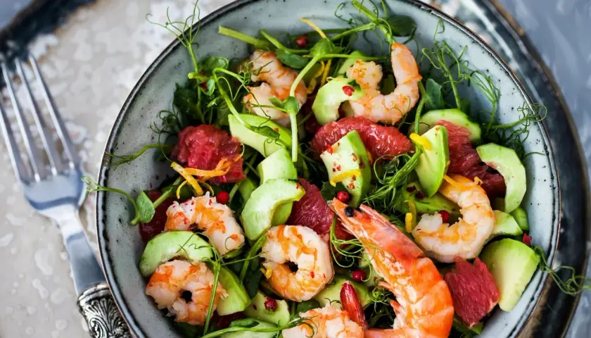 Frischer Salat mit saftigen Garnelen roh essen, Avocado, Grapefruit und zarten Sprossen. Ein Genuss!
