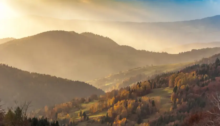 Jesienne wzgórza w promieniach słońca. Krynica-Zdrój jakie to góry? Beskid Sądecki, pełen kolorów i mgieł.