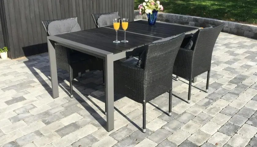 En vacker stenlagd uteplats med ett modernt utemöbelset. Perfekt inspiration för din egen uteplats.