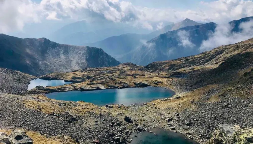 Lagos de alta montaña en Andorra, un paisaje sereno de coronallacs bajo un cielo nublado.