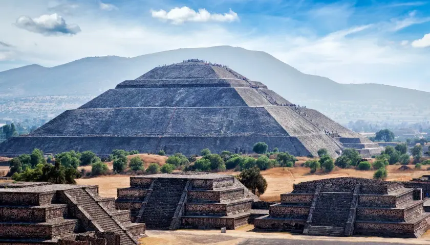 Majestätische mexikanische Pyramiden in Teotihuacán, mit Menschen, die die Stufen erklimmen.