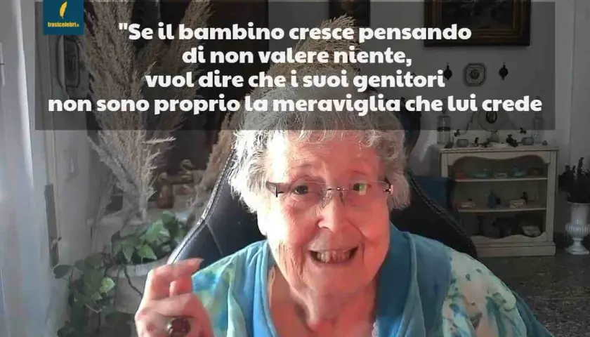 Anziana con occhiali sorride, con una citazione che suggerisce che i genitori che non apprezzano i figli li deludono.