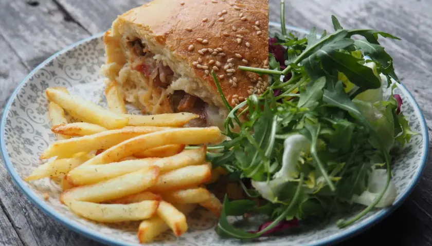Co zrobić z bułki do hamburgerów? 10 kreatywnych pomysłów na dania