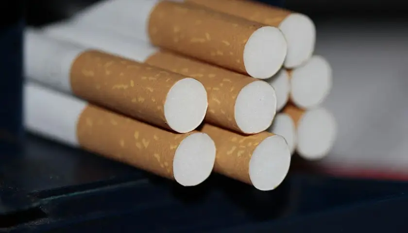 Zbliżenie na papierosy w paczce. Zastanawiasz się, ile papierosów można przewieźć do Niemiec?