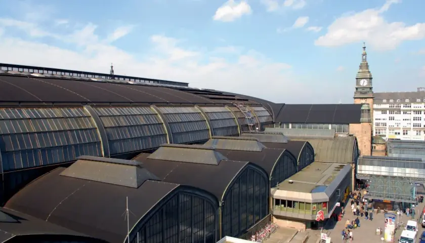 Hamburg Hauptbahnhof, der größte Bahnhof Deutschlands, mit seinen charakteristischen Glasdächern und dem markanten Uhrenturm.