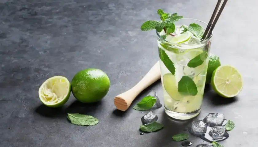 Orzeźwiająca lemoniada mojito z limonkami i miętą, gotowa do podania.