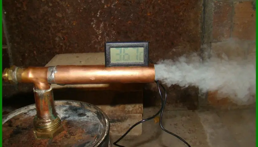 Test de fabrication d'un générateur de fumée froide pour fumoir. Un thermomètre numérique affiche 36.1°C.