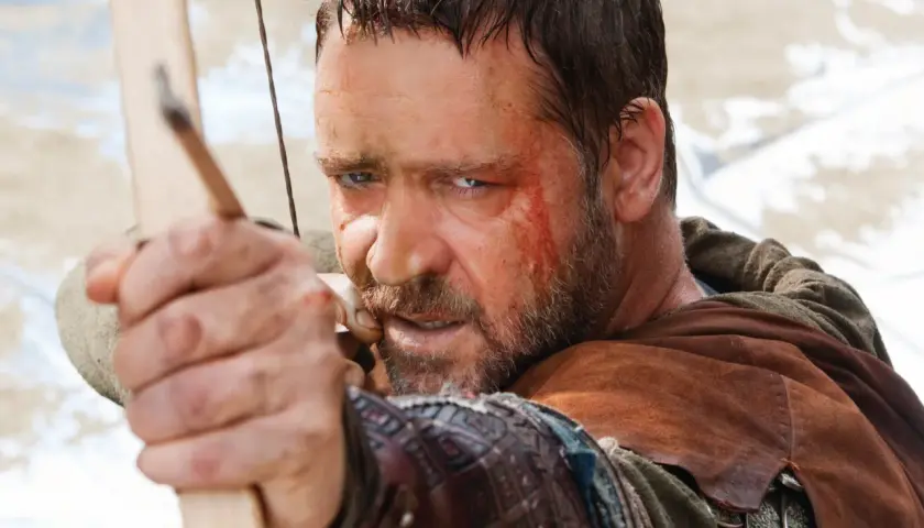 Russell Crowe som Robin Hood i filmen från 2010, med pilen redo att skjutas.