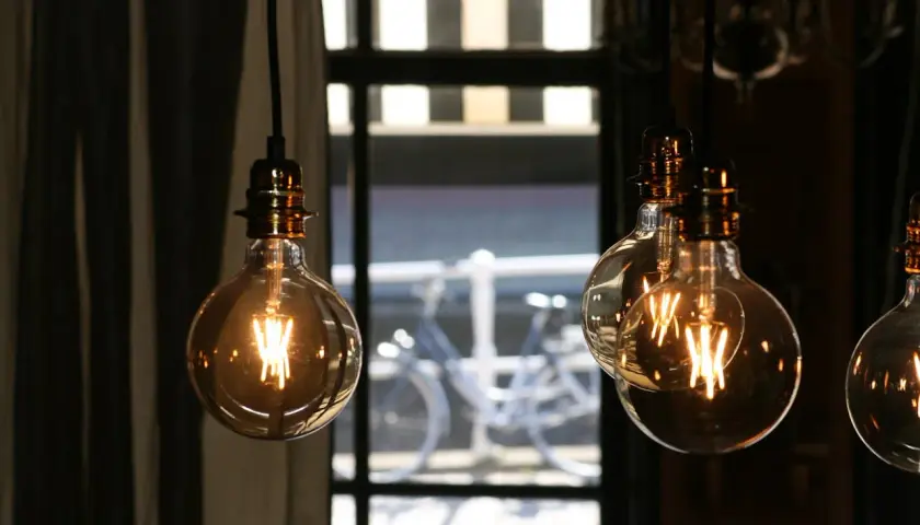 Lámparas Edison colgantes, perfectas para crear ambiente y proporcionar los lumenes para estudiar necesarios.